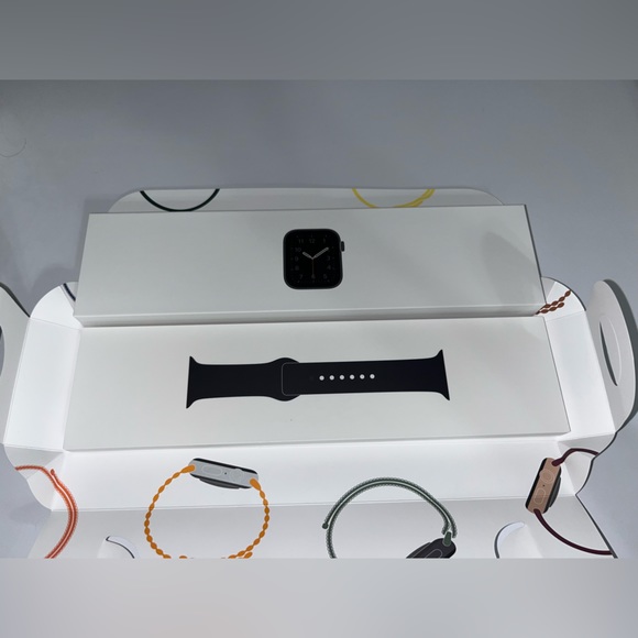 Apple Watch SE Space Grey Aluminum Case Black Sport Band 40mm - Picture 4 of 8